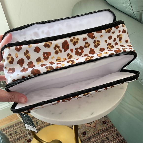 👛Scout 3 Way Toiletry Bag in Faux Paws Print - Picture 7 of 9